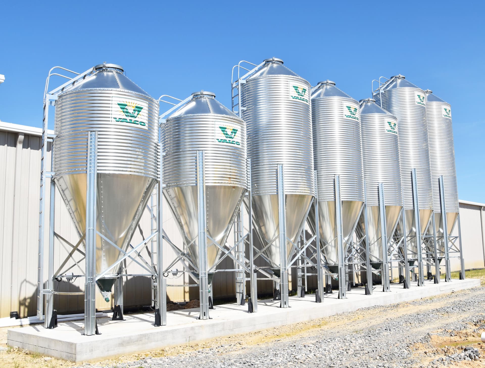 Silos de alimento VAL-CO en una granja